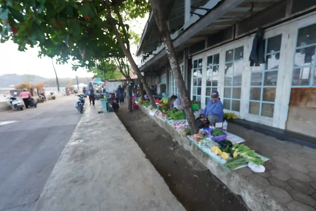Morning trade market in Labuan Bajo